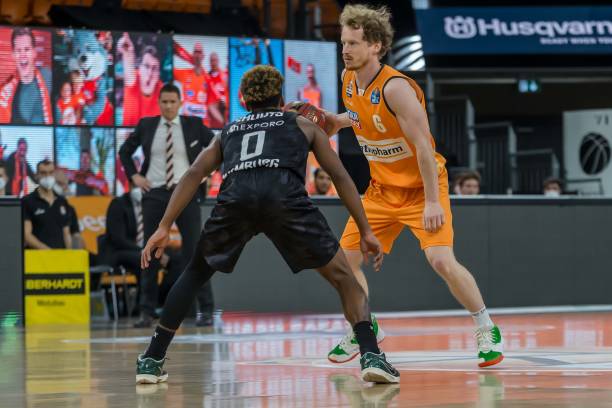 易被球迷持 易被球迷持